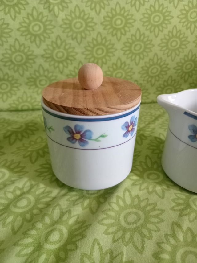 Lattiera e zuccheriera in porcellana, fiori blu