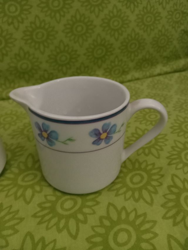 Lattiera e zuccheriera in porcellana, fiori blu