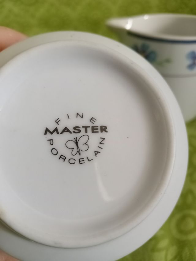 Lattiera e zuccheriera in porcellana, fiori blu