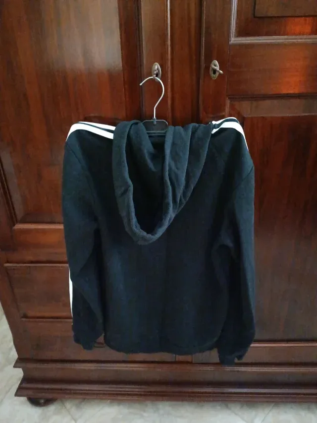 Felpa Adidas nera con cappuccio