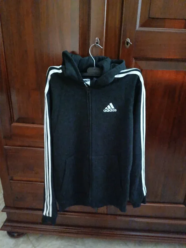 Felpa Adidas nera con cappuccio