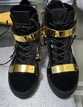 Botas altas hombre negras y doradas