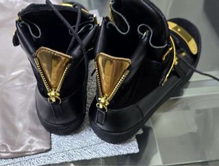 Botas altas hombre negras y doradas
