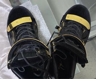 Botas altas hombre negras y doradas