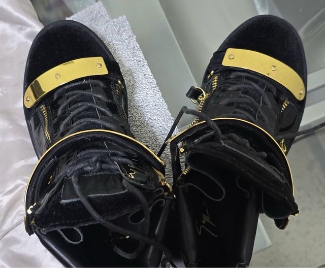 Botas altas hombre negras y doradas