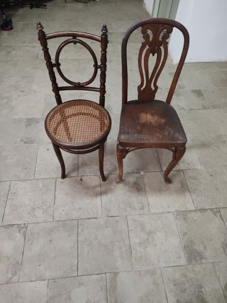 Diverse sedie antiche in legno (alcune sedute rotonde)