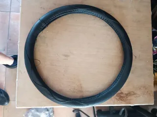 Coprivolante in pelle nera