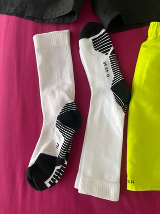 Shorts running hombre - 2 shorts + 2 calcetines. 