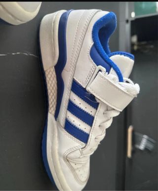 Scarpe da ginnastica Adidas, velcro bianche e blu. Originale