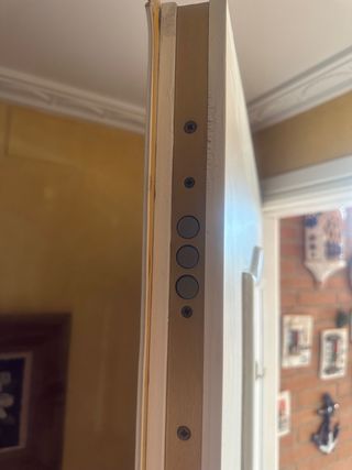Puerta exterior blanca madera.
