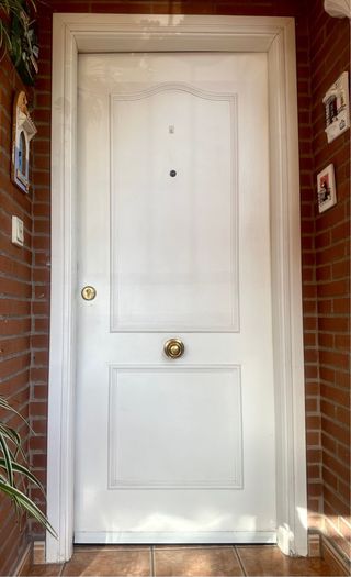 Puerta exterior blanca madera.

