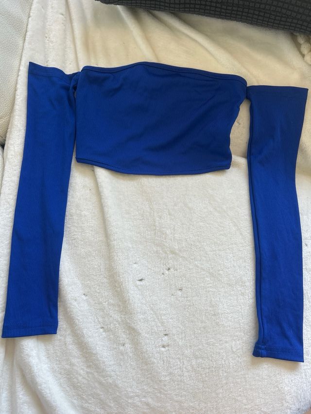 Top azul manga larga, hombros caídos