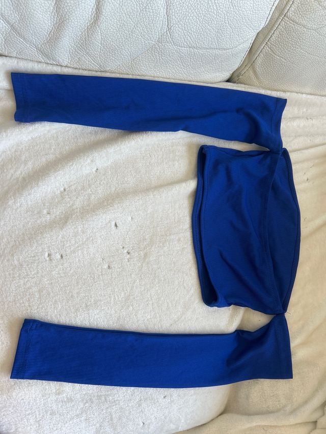 Top azul manga larga, hombros caídos