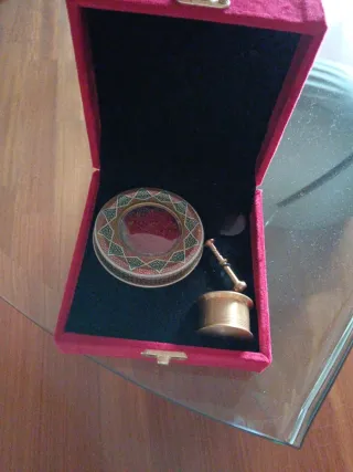 Scatola zafferano, mortaio e pestello