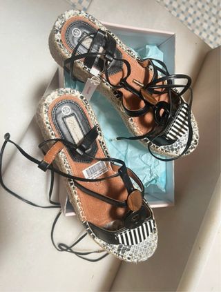 Sandalias cuña mujer negras y blaco nº39