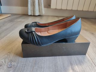 Zapatos negros tacón bajo
