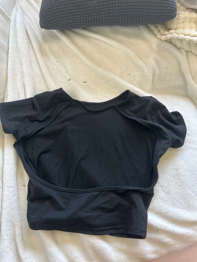 Top negro con espalda abierta