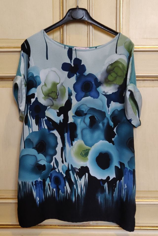 Blusa fantasia motivo floreale blu e verde.