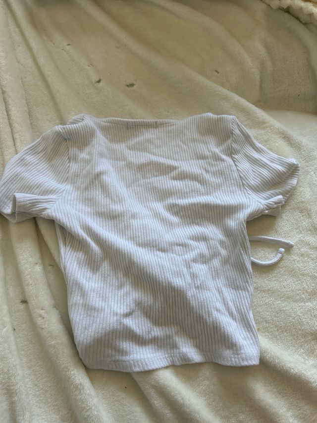 Top blanco corto, escote pico