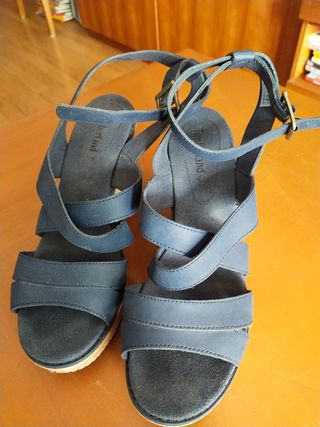 Sandalias Timberland azules.