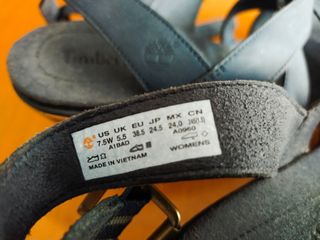 Sandalias Timberland azules.