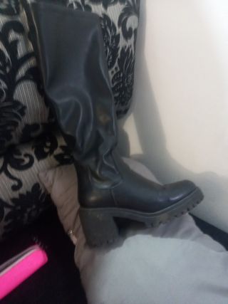 Zapatos negros: Sandalias y Botas altas OFERTON 
