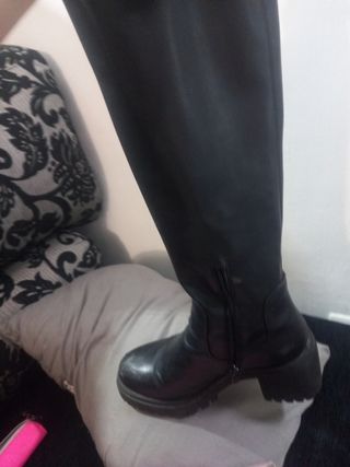 Zapatos negros: Sandalias y Botas altas OFERTON 
