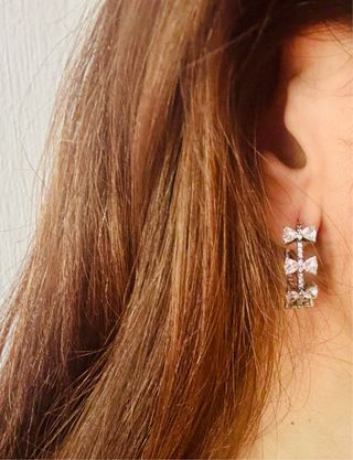 aros pendientes brillantes con lazos plata