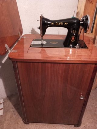 ESTUPENDA Máquina coser Alfa con mueble