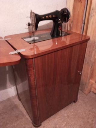 ESTUPENDA Máquina coser Alfa con mueble