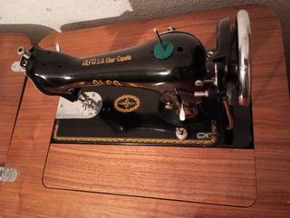 ESTUPENDA Máquina coser Alfa con mueble