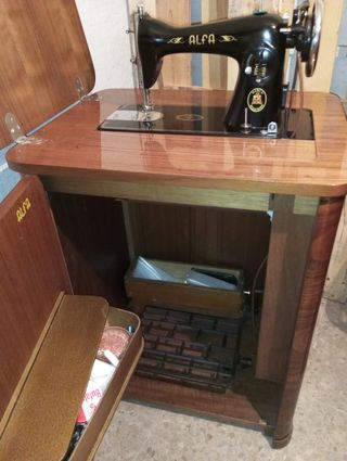 ESTUPENDA Máquina coser Alfa con mueble