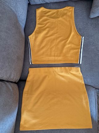 Conjunto Pull&Bear - Top y falda amarilla