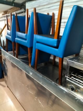 4 Sillas azules de madera