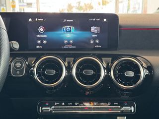 Mercedes Clase A 200d AMG-Line 150CV.- " AUTOMÁTICO ".- " TECHO SOLAR ELÉCTRICO ".- " " BAJO CONSUMO ".- " GARANTÍA CON  COBERTURA EUROPEA".- " MUY EQUIPADO ".-