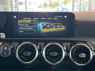 Mercedes Clase A 200d AMG-Line 150CV.- " AUTOMÁTICO ".- " TECHO SOLAR ELÉCTRICO ".- " " BAJO CONSUMO ".- " GARANTÍA CON  COBERTURA EUROPEA".- " MUY EQUIPADO ".-