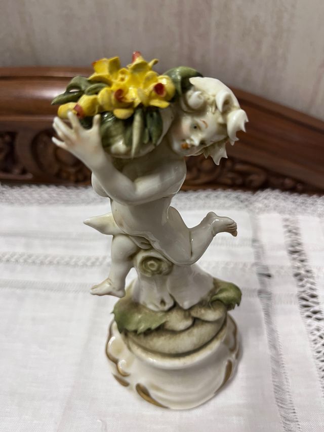 Figura porcelana querubín Capodimonte