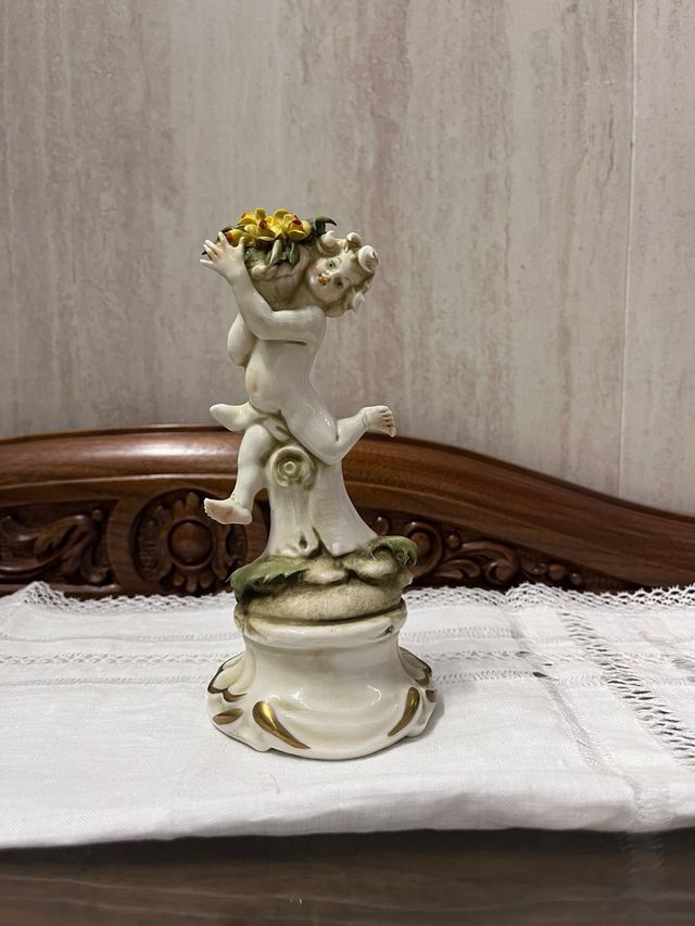 Figura porcelana querubín Capodimonte