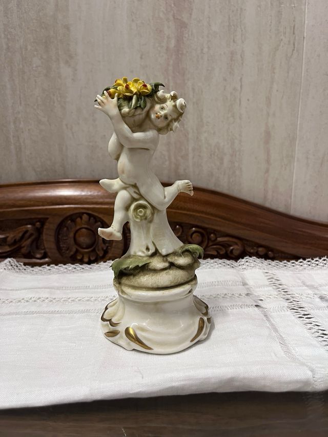 Figura porcelana querubín Capodimonte