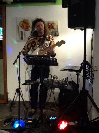 Cantante cn attrezzatura propria per compleanni 