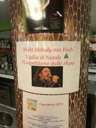 Cantante cn attrezzatura propria per compleanni 