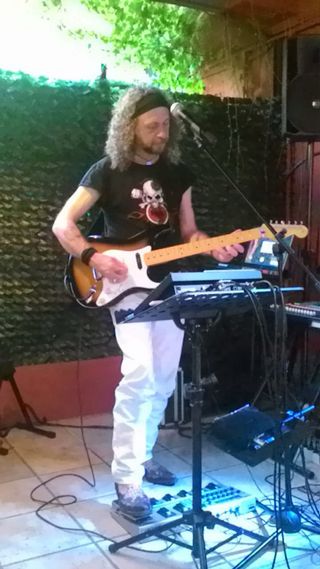 Cantante cn attrezzatura propria per compleanni 