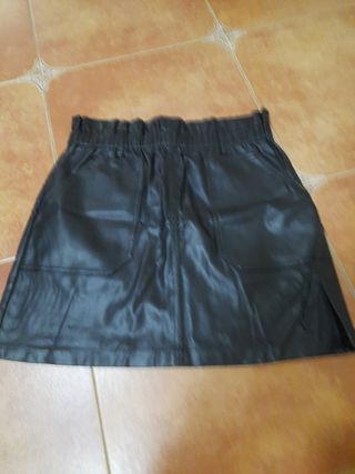 Falda negra polipiel