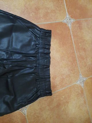 Falda negra polipiel
