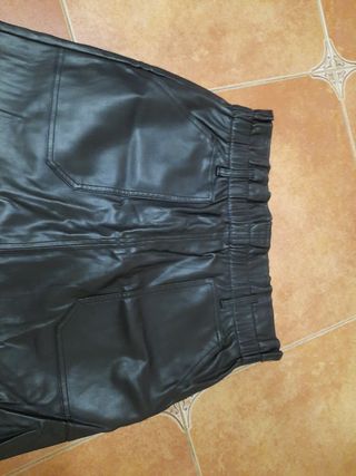 Falda negra polipiel