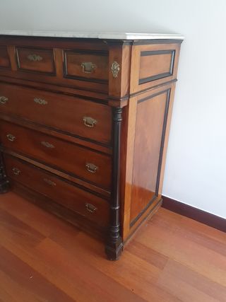Cómoda antigua de madera y mármol