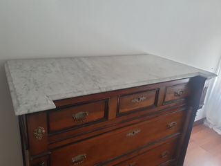 Cómoda antigua de madera y mármol
