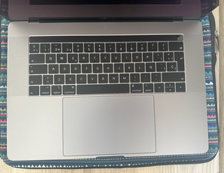 MacBook Pro 15" Touch Bar Mid 2018 en buen estado