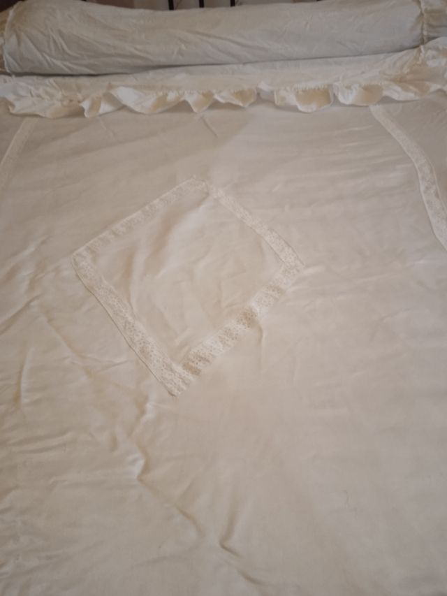 Trapunta bianca in raso e cotone per l'estate