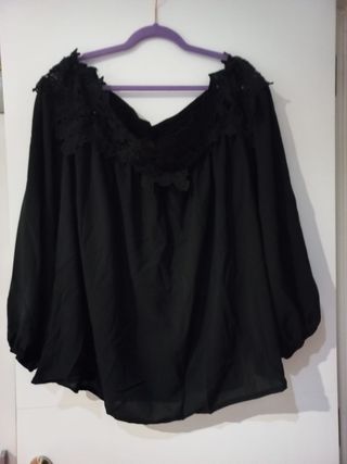 Blusa negra con escote barco talla grande